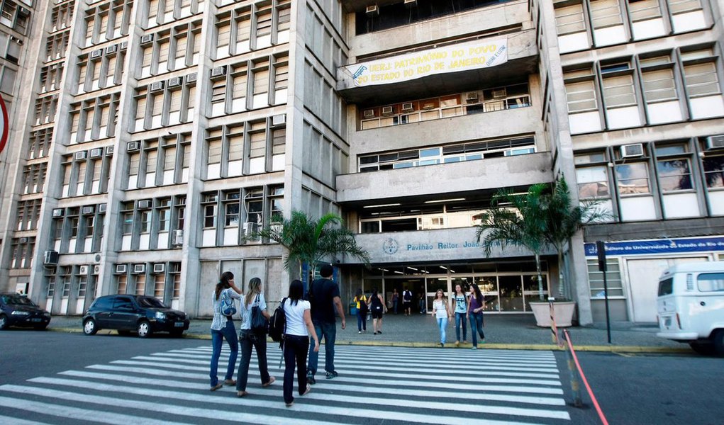 Os alunos da Universidade do Estado do Rio de Janeiro (Uerj) voltaram às aulas depois de quase 170 dias de paralisação; inicialmente previsto para o último dia 23, o adiamento do retorno ocorreu, segundo nota divulgada pela universidade, porque o processo licitatório para escolha das empresas encarregadas da manutenção e da limpeza dos campus ainda não havia sido concluído; além dos problemas de manutenção, o desafio agora é tentar recuperar o tempo perdido, após tanto tempo sem atividades acadêmicas, já que a greve dos professores começou no dia 7 de março