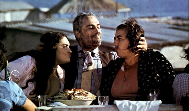 Comédia de humor negro "Feios, Sujos e Malvados", o diretor Ettore Scola mostra o ser humano em sua condição de barbárie, à margem do sistema, dos princípios, dos padrões convenciados pela sociedade; desta forma, mostra até os tempos atuais, os seres humanos que estão diante de nós no dia a dia, nos aglomerados urbanos ou sob os viadutos da cidade