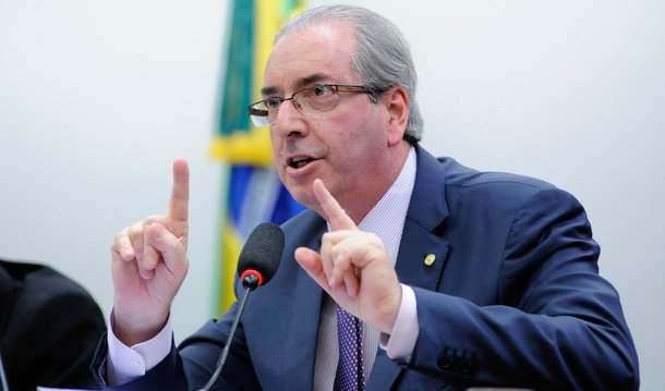 Por 40 votos a 11, a Comissão de Constituição e Justiça (CCJ) rejeitou no início desta noite o pedido de adiamento, por dez dias, da análise do recurso de Eduardo Cunha; o pedido foi feito pelo aliado Carlos Marum (PMDB/MS); ainda assim, a sessão que analisava o recurso de Cunha foi adiada para amanhã, por causa do início da sessão plenária; os votos contrários a Cunha são uma sinalização forte da perda de apoio do peemedebista