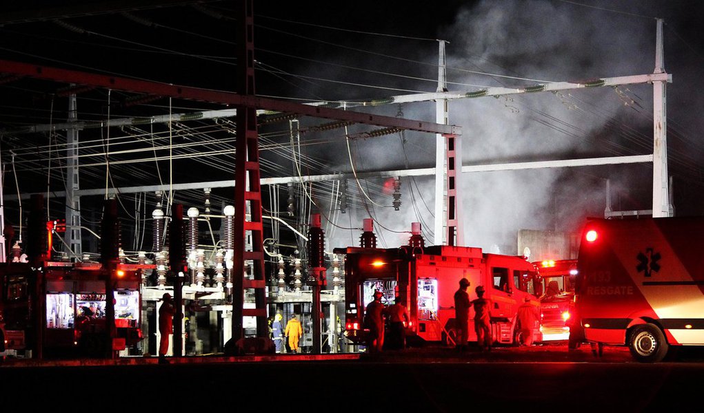 Uma equipe da Companhia Energética de Brasília (CEB) foi acionada para consertar o transformador que pegou fogo na subestação Brasília Centro — próximo ao Senado; uma investigação técnica será feita para apurar as causas do acidente; os outros dois transformadores da unidade funcionam normalmente, e o fornecimento de energia está normalizado; o apagão provocou o encerramento antecipado dos trabalhos da Comissão do Impeachment; as duas testemunhas de defesa da presidente eleita Dilma Rousseff que ainda deveriam ser ouvidas nesta segunda-feira (27) deverão retornar para depoimentos nesta terça (28)
 