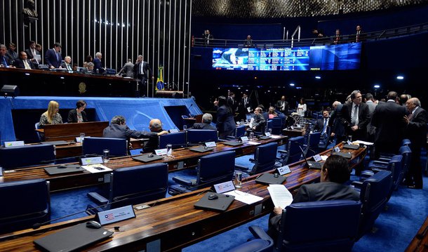 O plenário do Senado aprovou nesta terça (21) a versão considerada mais rígida do projeto de lei que estabelece regras para a nomeação de dirigentes e integrantes do conselho de administração de empresas estatais; uma versão do projeto, com regras mais brandas, foi aprovada pela Câmara dos Deputados na semana passada, mas o presidente do Senado, Renan Calheiros (PMDB-AL) disse que pretendia retomar o texto originário da Casa, o que realmente aconteceu