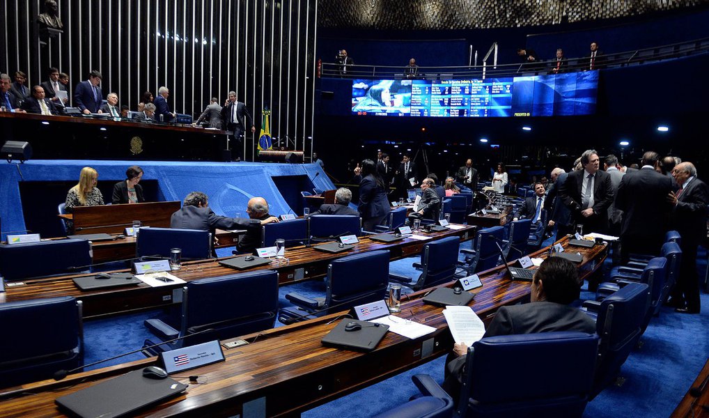 O plenário do Senado aprovou nesta terça (21) a versão considerada mais rígida do projeto de lei que estabelece regras para a nomeação de dirigentes e integrantes do conselho de administração de empresas estatais; uma versão do projeto, com regras mais brandas, foi aprovada pela Câmara dos Deputados na semana passada, mas o presidente do Senado, Renan Calheiros (PMDB-AL) disse que pretendia retomar o texto originário da Casa, o que realmente aconteceu