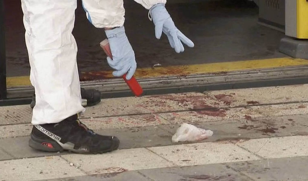 Um homem armado com uma faca matou pelo menos 15 pessoas e feriu gravemente muitas outras em uma instituição para pessoas com deficiência no Japão, na terça-feira (horário local), informou a agência de notícias Kyodo; a polícia em Sagamihara, Kanagawa, prendeu um suspeito