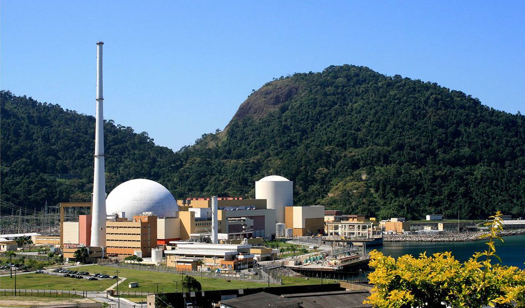 O ex-superintendente de Construção da Eletronuclear José Eduardo Brayner Costa Mattos; ele foi denunciado pela força-tarefa da Lava Jato no Rio de Janeiro por corrupção passiva, lavagem de dinheiro, obstrução de investigação e formação de quadrilha; segundo a denúncia do MPF, quando ainda fazia parte do quadro da estatal, Costa Mattos recebeu propina da construtora Andrade Gutierrez, por meio de contratos fictícios com a empresa VW Refrigeração para ocultar a origem ilícita dos valores