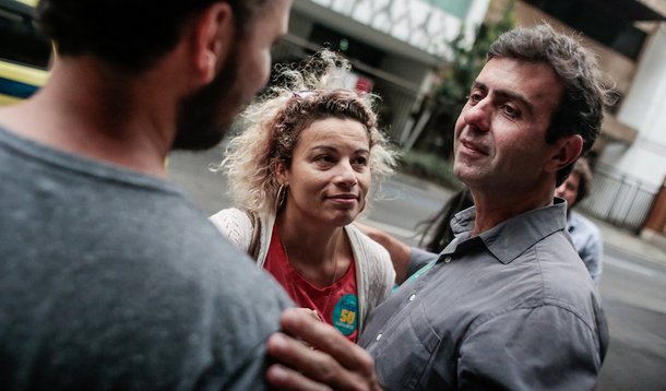 O candidato a prefeito do Rio Marcelo Freixo (PSOL) decidiu concentrar sua estratégia de campanha a partir desta quarta-feira (26) aos eleitores indecisos ou que pretendem anular o voto; de acordo com pesquisa Datafolha, 19% dos eleitores declaram votar nulo, enquanto outros 8% estão indecisos; "Quero dirigir a minha palavra a quem não decidiu em quem votar, e a quem está pensando em votar nulo ou não ir votar. Faço o pedido de trocar o voto nulo pelo voto de confiança. Pode discordar em mim em algumas coisas. Mas não pode entregar a cidade para esse grupo que anda com o Crivella", disse Freixo