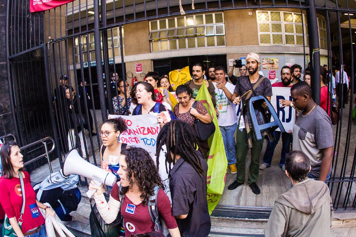 Cerca de 25 manifestantes deixaram o prédio do Núcleo Estadual do Ministério da Saúde no Rio de Janeiro (Nerj), depois de 20 dias de ocupação do edifício um mandato de reintegração de posse havia sido obtido pelo governo; porém, os ocupantes decidiram sair por conta própria, sem a ação da polícia; após se retirar, o grupo fechou por alguns minutos o trânsito da Rua México, no centro do Rio.