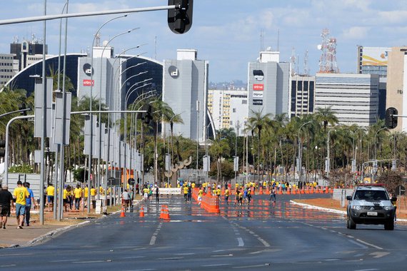 Nos próximos jogos da Olimpíada no Estádio Nacional de Brasília Mané Garrincha, os horários de fechamento da via N1 (foto) e da S2 serão alterados; o início da interdição, inicialmente marcado para as 7 horas, passa a ser às 9 horas, a fim de que os brasilienses possam chegar com maior comodidade ao trabalho; a exceção é para a partida de domingo (7), quando o fluxo de carros será interrompido apenas às 13 horas; em dias de jogos, os bolsões de estacionamento serão fechados a partir da 0 hora, como previsto