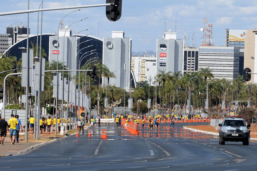 Nos próximos jogos da Olimpíada no Estádio Nacional de Brasília Mané Garrincha, os horários de fechamento da via N1 (foto) e da S2 serão alterados; o início da interdição, inicialmente marcado para as 7 horas, passa a ser às 9 horas, a fim de que os brasilienses possam chegar com maior comodidade ao trabalho; a exceção é para a partida de domingo (7), quando o fluxo de carros será interrompido apenas às 13 horas; em dias de jogos, os bolsões de estacionamento serão fechados a partir da 0 hora, como previsto