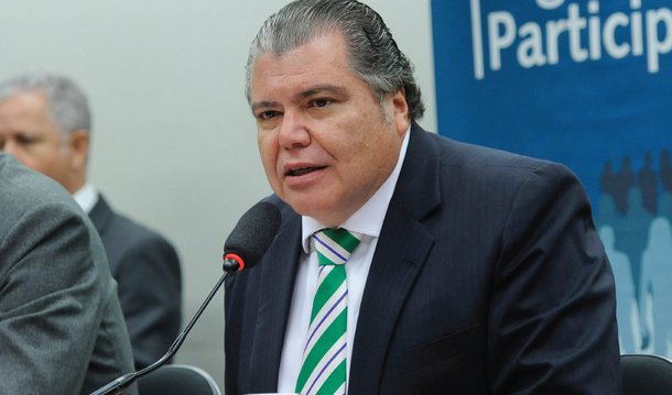 Filho do ex-presidente José Sarney, o ministro do Meio Ambiente, Sarney Filho, foi reembolsado pela Câmara dos Deputados por um pagamento de R$ 16,4 mil feito quando ele já estava licenciado do mandato e já havia assumido o cargo no governo de Michel Temer; segundo a nota fiscal apresentada, o valor foi recebido pela Play Áudio Produções em 13 de maio, dia posterior à sua nomeação, para que imprimisse 10 mil informativos de suas ações no mesmo mês, dentro da cota para divulgação da atividade parlamentar