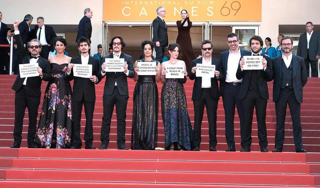 Jornal norte-americano destaca observações de críticos brasileiros que afirmam que a escolha do filme que representaria o País na disputa pelo prêmio do cinema nos Estados Unidos não teve "nada a ver com os méritos artísticos do filme. Ao contrário, eles condenam a decisão como uma forma de retaliação política, feita exclusivamente por causa do elenco e desgosto público da equipe de novo presidente do Brasil, Michel Temer"