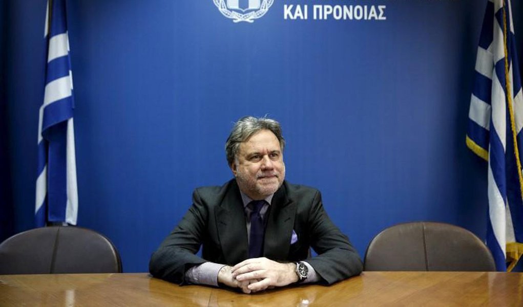 Ministro do Trabalho da Grécia, George Katrougalos, disse que o país informará aos credores que não pode cumprir as reformas trabalhistas exigidas pelo Fundo Monetário Internacional (FMI) como uma condição ao seu apoio ao terceiro resgate do país;  governo de esquerda da Grécia considera a demanda do FMI como uma proibição ao direito dos trabalhadores para negociarem salários e condições em uma base coletiva; desacordo sobre a questão pode comprometer o financiamento do resgate de 86 bilhões de euros e minar a confiança global no acordo