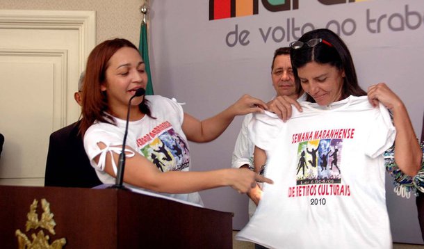 A candidata do PPS à Prefeitura de São Luís, deputada federal Eliziane Gama, recebeu uma espécie de senha do comando regional do PMDB, se quisesse sonhar com o apoio do partido, no primeiro ou no segundo turno; ela deveria procurar, imediatamente, a ex-governadora Roseana Sarney, principal nome eleitoral da legenda, e única capaz de redesenhar um caminho para o partido; em outros tempos, a aliança soaria estranha, até impossível; mas atualmente tanto a deputada quanto a ex-governadora admitem conversas, que podem resultar em caminhos convergentes para 2016 ou até mesmo para 2018