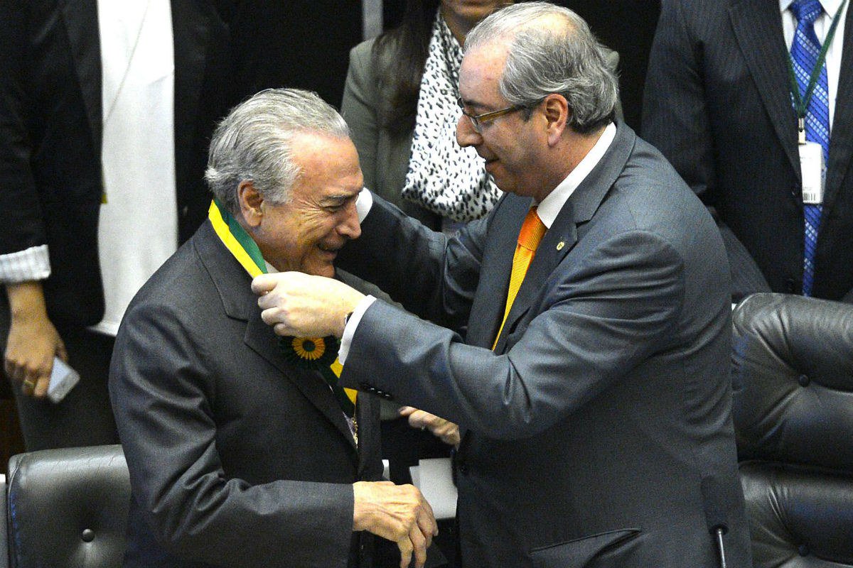 Em ato marcado para acontecer em Brasília na votação do processo de cassação do deputado afastado Eduardo Cunha, na segunda-feira (12), os manifestantes pedirão também a saída de Michel Temer da presidência da República; denominado 'Fora Cunha - Fora Temer', o protesto está sendo convocado pelas frentes Brasil Popular e Povo Sem Medo para começar às 18h em frente ao Museu Nacional, na Esplanada dos Ministérios, em Brasília; uma hora depois, está previsto o início da votação do processo no plenário da Câmara