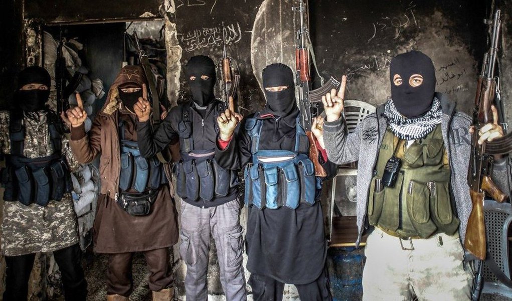 Atual líder da Al-Qaeda, Ayman al-Zawahiri, teria pedido aos seus companheiros que sequestrassem pessoas do Ocidente para trocá-los por jihadistas presos até que o último muçulmano preso seja libertado; "Na gravação al-Zawahiri exorta à luta contra "os cruzados, traidores e inimigos do Islã", luta que ele pretende lançar tomando reféns nos países ocidentais. Ele sugere trocar ocidentais capturados por jihadistas mantidos em prisões dos "ateístas" até que o último homem muçulmano aprisionado e a última muçulmana aprisionada sejam libertados", informou o SITE Intelligence Group; Entre os meios de realização de ataques é indicado o veneno, explosivos e armas de fogo que podem ser adquiridas facilmente nas "favelas" brasileiras