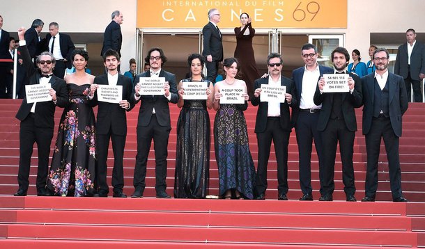 Jornal norte-americano destaca observações de críticos brasileiros que afirmam que a escolha do filme que representaria o País na disputa pelo prêmio do cinema nos Estados Unidos não teve "nada a ver com os méritos artísticos do filme. Ao contrário, eles condenam a decisão como uma forma de retaliação política, feita exclusivamente por causa do elenco e desgosto público da equipe de novo presidente do Brasil, Michel Temer"