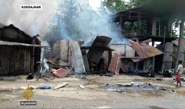 Agressores vestidos com uniformes militares mataram ao menos 13 pessoas a tiros e feriram outras 15 em uma área comercial movimentada de uma cidade de Assam, Estado conturbado do nordeste da Índia; ataque, atribuído a um grupo separatista regional, aconteceu quando três homens armados dispararam indiscriminadamente e lançaram granadas de mão no mercado lotado de Kokrajhar; um dos agressores foi morto e forças de segurança estavam à caça de três ou quatro suspeitos que estariam nais imediações