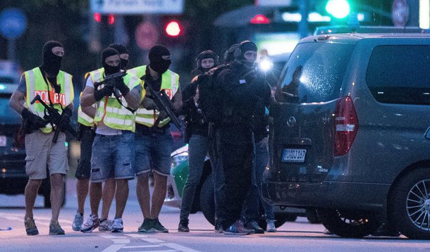 Adolescente alemão-iraniano que matou nove pessoas e depois se suicidou em Munique na sexta-feira, 22, recebeu tratamento psiquiátrico e foi com toda probabilidade um atirador solitário que não tinha vínculos com o Estado Islâmico, disse a polícia; "Com base nas buscas, não há indicação alguma de uma conexão com o Estado Islâmico" ou com a questão dos refugiados, disse Robert Heimberger, da polícia da Baviera