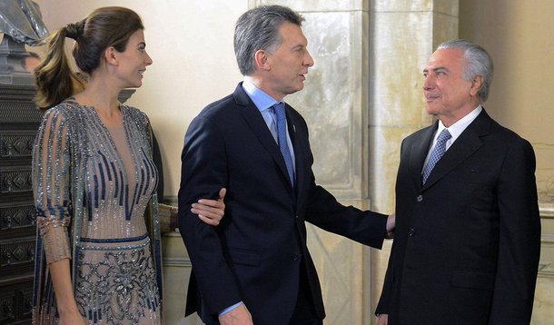 Fugindo ao tradicional, o presidente brasileiro será recebido pelo argentino longe da Casa Rosada, sede do governo daquele país, que fica na capital; o encontro entre Michel Temer e Mauricio Macri ocorrerá em Olivos, a 17km, onde Macri alega que já tinha compromissos na segunda-feira 3; a mudança, porém, visa desviar Temer da rota dos protestos que já estavam sendo organizados, como ocorreu em Nova York