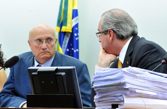 Sob gritos de "manobra" e "vergonha", o presidente da Comissão de Constituição e Justiça (CCJ), deputado Osmar Serraglio (PMDB-PR), adiou para amanhã às 9h a continuação do debate sobre o recurso apresentado por Eduardo Cunha (PMDB-RJ) contra o processo de cassação contra ele no Conselho de Ética; votação do recurso estava prevista para hoje, para assim ser encaminhada para análise em plenário; decisão revoltou deputados que querem a cassação do ex-presidente da Câmara; "VERGONHA: Osmar Serraglio, presidente da CCJ e aliado de Cunha, quer encerrar sessão e convocar outra p/ amanhã quando ñ terá quórum", postou Erika Kokay (PT-DF), pouco antes do fim da sessão; assista