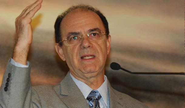 A escolha do presidente interino Michel Temer para a presidência do Instituto de Pesquisa Econômica Aplicada (Ipea) gerou revolta entre os servidores do órgão; o nome de Ernesto Lozardo, que não tem doutorado, foi visto como um sinal de falta de compromisso com a excelência técnica do instituto; a Associação dos Funcionários do Ipea (Afipea), emitiu uma nota de repúdio na qual afirma considerar “inaceitável” que o Ipea “seja tratado com tamanho descaso”