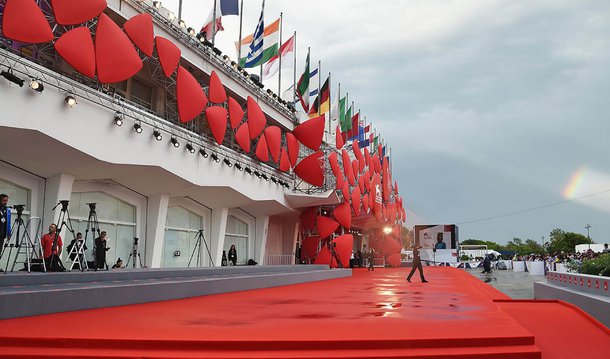 Festival de Filme de Veneza,o mais antigo do mundo, revelou uma repleta constelação para sua 73ª edição anual, esbanjando as principais estrelas de Hollywood em uma ampla seleção de filmes; atores e atrizes como Emma Stone, Jake Gyllenhaal, Natalie Portman e Monica Bellucci estarão em películas  que neste ano falam sobre temas universais, mas adotam uma abordagem mais sutil e menos gráfica para descrever a vida cotidiana, a violência e a pobreza, em comparação a outras edições