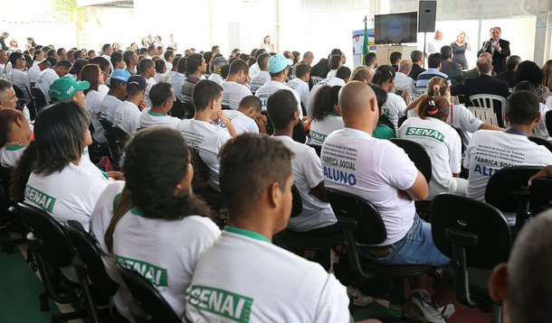 O programa Brasília Solar, parceria da Secretaria do Meio Ambiente do Distrito Federal e o Serviço Nacional de Aprendizagem Industrial (Senai), iniciou as aulas de instalação e de manutenção de placas fotovoltaicas para 150 alunos inscritos no Cadastro para Programas Sociais do Governo Federal (CadÚnico); o objetivo é gerar mão de obra qualificada para atender a demanda do setor de energia renovável no Distrito Federal; os alunos, que fazem parte do programa Fábrica Social, terão as aulas ministradas por professores do Senai