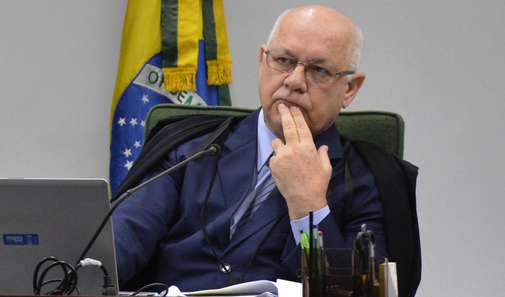 O ministro Teori Zavascki, relator dos processos da Operação Lava Jato no Supremo Tribunal Federal, admitiu nesta segunda (6), no Rio de Janeiro, a existência de ameaças à sua família, conforme mensagem postada por seu filho no Facebook, mas minimizou o fato, afirmando: “Não tenho recebido nada sério”; Francisco Prehn Zavascki publicou no dia 26 de maio que "é obvio que há movimentos dos mais variados tipos para frear a Lava Jato"; "Acredito que a lei e as instituições vão vencer, porém, alerto: se algo acontecer com alguém da minha família, você já sabem onde procurar...! Fica o recado!”, afirmou