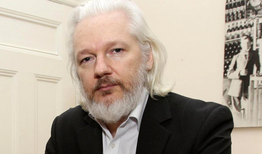 Procuradores suecos anunciaram que o fundador do WikiLeaks, Julian Assange, será interrogado na embaixada do Equador em Londres em 17 de outubro; interrogatório será conduzido por um procurador equatoriano e acompanhado pela procuradora-chefe da Suécia, Ingrid Isgren, e um investigador da polícia sueca; Assange responde a acusações de ter cometido abuso sexual em 2010; ele evitou o risco de extradição para a Suécia ao se refugiar na embaixada do Equador 