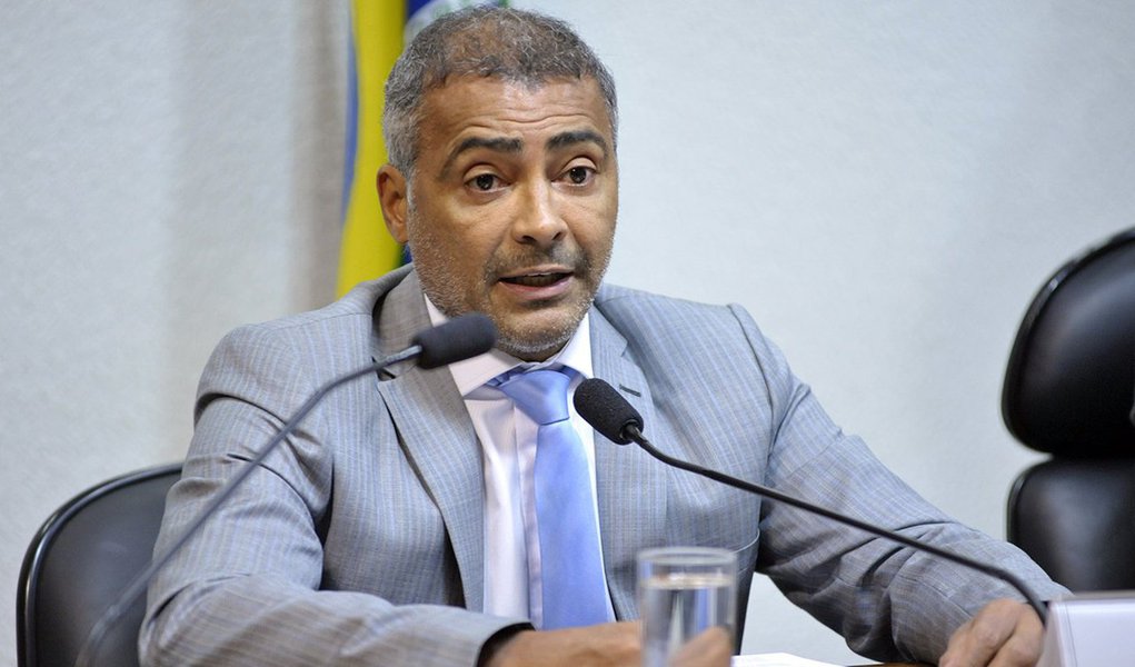 A fatura pelo apoio à permanência definitiva do governo interino de Michel Temer já foi paga ao senador Romário (PSB); é o que demonstra o colunista Lauro Jardim neste domingo: "Romário cortou pela esquerda, driblou pela direita e conseguiu o que queria: nomeou na semana passada o novo diretor de administração de Furnas"