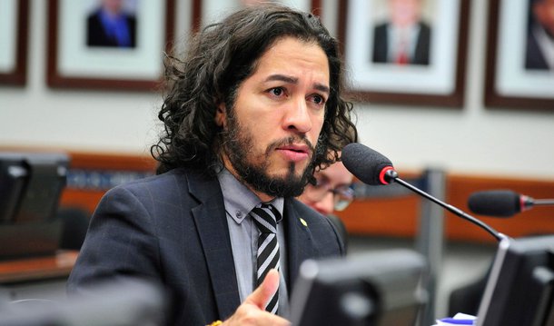 O deputado federal Jean Wyllys (PSOL-RJ) afirmou, através do seu Facebook, nesta quinta (14), que "é uma pena que as forças progressistas e de esquerda não tenham se unido contra os golpistas e aliados do réu" na eleição da Câmara; "Alguns disseram que isso não ocorreu porque o nome de Erundina, amplamente reconhecido como o melhor na disputa, foi lançado sem discussão prévia com as outras legendas. Ora, quando na votação do processo de impeachment eu também não me reuni previamente com dirigentes partidários para definir minha posição. Fui contra o processo com base em minhas ideias, na minha ética sobre o tema", ressaltou