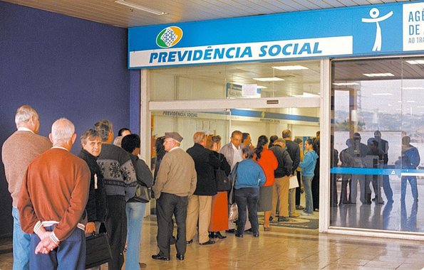 Diante da intenção de Michel Temer de apresentar uma proposta de reforma da Previdência Social sem efetivo diálogo, a CUT publicou uma cartilha para alertar sobre riscos das possíveis mudanças, entre os quais maior dificuldade para obter a aposentadoria e rebaixamento de valores; o documento busca "desmontar" o recorrente argumento de déficit nas contas, além da afirmação de que os brasileiros se aposentam muito cedo; cita dois casos em que isso efetivamente aconteceu: Michel Temer (aos 55 anos) e Fernando Henrique Cardoso (aos 37)