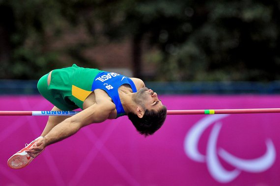 De acordo com informações do Comitê Paralímpico, dos 285 atletas brasileiros que participarão dos Jogos no Rio de Janeiro 2016, 101 (35,4%) sofreram algum tipo de acidente; 49 foram  vítimas de acidente de trânsito, 12 têm sequelas de lesões feitas por armas de fogo, nove ficaram paralisados depois de acidentes em mar ou piscina e seis sofreram acidentes de trabalho; também há atletas que sofreram quedas, acidentes esportivos e até ferimento por ataque de cachorro; jogos Paralímpicos vão ocorrer de 7 a 18 de setembro e terá a presença de 4.350 atletas de 160 países, competindo em 22 modalidades