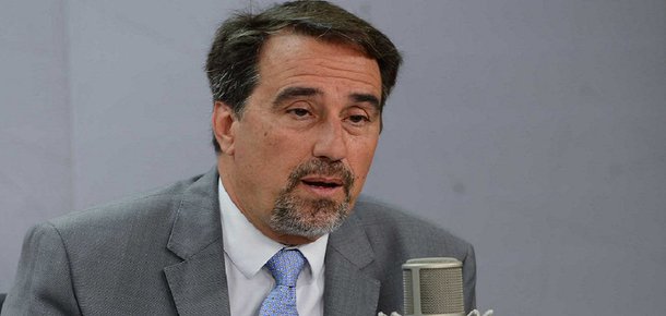 "Muito se fala que se vai privatizar a Caixa. Está fora de qualquer escopo. Não tem esse trabalho, esse discurso, essa diretriz. Nem do governo nem da Caixa", afirmou o presidente do banco, Gilberto Occhi; o executivo do banco também nega abertura de capital; "Nunca avaliamos isso. A Caixa teve um período muito difícil, há uns 15 anos, e teve apoio do governo. O banco é importante dentro das políticas de governo. Se fosse tão simples assim, já teria sido feito"