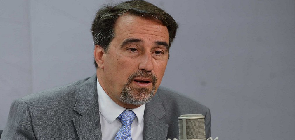 "Muito se fala que se vai privatizar a Caixa. Está fora de qualquer escopo. Não tem esse trabalho, esse discurso, essa diretriz. Nem do governo nem da Caixa", afirmou o presidente do banco, Gilberto Occhi; o executivo do banco também nega abertura de capital; "Nunca avaliamos isso. A Caixa teve um período muito difícil, há uns 15 anos, e teve apoio do governo. O banco é importante dentro das políticas de governo. Se fosse tão simples assim, já teria sido feito"