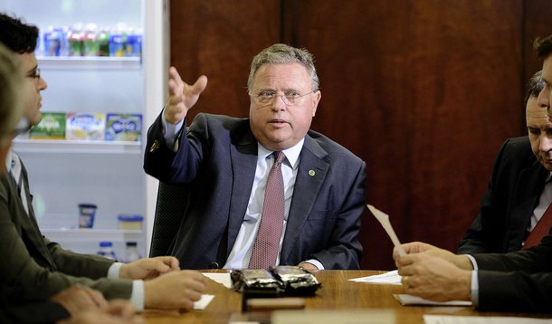 Com o apoio do ministro da Agricultura, Blairo Maggi, o governo interino de Michel Temer vai enviar mensagem ao Congresso propondo liberar a venda de terra para estrangeiros, como forma de ampliar crédito; “hoje estrangeiro não pode comprar terra. Isso tem uma consequência no crédito, porque os bancos de fora, que emprestam no Brasil, não podem receber as terras como garantia”, diz; ele ainda sugere negociação de Temer com o governo chinês para ampliar exportações 