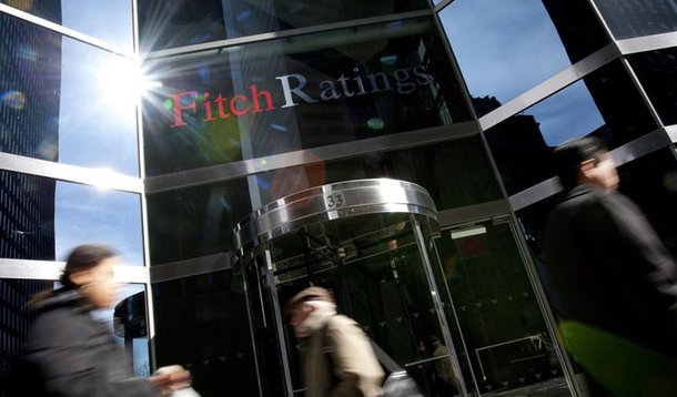 A cidade do Rio de Janeiro obteve a confirmação do rating internacional “BB”, com perspectiva negativa, da agência internacional de classificação de risco Fitch; a nota de crédito se mantém exatamente igual àquela atribuída à União pela agência, que representa o teto de avaliação possível do município; a prefeitura do Rio está sete níveis acima do governo do estado, que enfrenta uma grave crise financeira; na escala nacional, a cidade foi avaliada com nota AA, considerada de alta qualidade de investimento