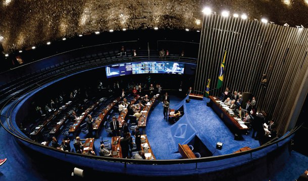 O plenário do Senado aprovou nesta terça (14), em primeiro turno, uma proposta de emenda à Constituição (PEC) da senadora Marta Suplicy (PMDB-SP), que inclui mulheres vítimas de violência doméstica como beneficiárias de programas sociais previstos na Constituição; o texto iguala as mulheres nessas condições às crianças e adolescentes em situação de vulnerabilidade e estabelece que elas devem receber ajuda, independente de terem contribuição previdenciária