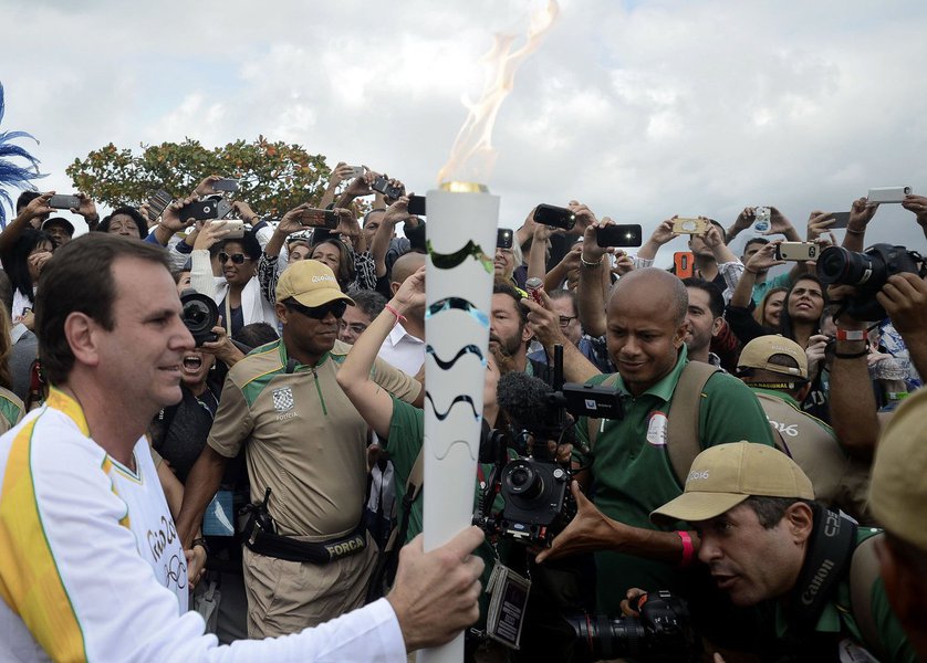 O prefeito do Rio de Janeiro, Eduardo Paes, comentou sobre a quebra de protocolo, quando conduziu a tocha olímpica, contrariando uma tradição dos Jogos Olímpicos, pela qual políticos não participam do revezamento; "Isso (a prática de políticos não conduzirem a tocha) não é assim em todas as Olimpíadas, foi um protocolo criado no Brasil, que a gente definiu, para que não tivesse só políticos do Brasil inteiro conduzindo a tocha. Mas eu fui convidado, fui lá e conduzi", afirmou 