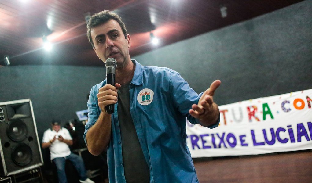 O deputado estadual e candidato à prefeitura do Rio, Marcelo Freixo (PSOL), afirmou que o recurso colocado à disposição da saúde do município é pequeno para a demanda que o setor exige; "O orçamento mais recente que a prefeitura mandou para a Câmara dos Vereadores reduz em R$1 milhão a verba para a saúde. Isso é muito ruim. Uma área que já passa por tantas dificuldades não pode ter um corte desses. Repito, é necessário mais transparência e valorização do servidor público", disse ele em visita ao Hospital Municipal Miguel Couto, no Leblon, zona sul do Rio