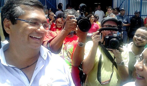Pesquisa Escutec, contratada pelo jornal O Estado, da família Sarney, apontou que a gestão do governador do Maranhão, Flávio Dino (PCdoB), tem a aprovação de 52,0% em São Luís, contra 41,0% que desaprovam; segundo o levantamento, o presidente interino Michel Temer (PMDB) tem 52,7% de desaprovação da capital e somente 27,8% declaram aprovar seu governo