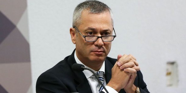 O advogado-geral da União, Fabio Medina Osório, deve perder o cargo logo no início de setembro; isso porque o interino Michel Temer decidiu demiti-lo caso seja efetivado na presidência da República; se o impeachment não passar, evidentemente, Osório também cai; uma de suas iniciativas foi entrar com processo contra seu antecessor na cadeira, José Eduardo Cardozo