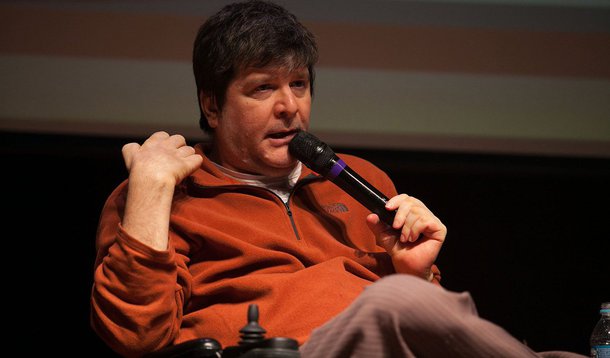 Jornalista e escritor Marcelo Rubens Paiva afirma que o Brasil vive de ciclos que nunca se fecham, sendo o último caso o governo interrompido de Dilma Rousseff; "Caímos no mesmo golpe há 500 anos", afirma; ele conta que recusou receber, na semana passada, a Ordem do Mérito Cultural, honraria oferecida pelo Ministério da Cultura, que seria entregue pelo presidente Michel Temer; "Não me sentiria fisicamente confortável com o Temer, junto àqueles caras, colocando um negócio no meu pescoço"