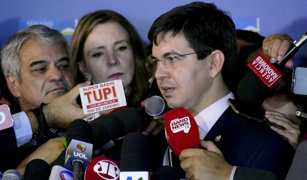 O senador Randolfe Rodrigues (Rede-AP) afirmou, nesta terça (30), ter entrado no Conselho Nacional do Ministério Público e no Ministério Público Federal com representação contra o procurador Júlio Marcelo de Oliveira e o auditor Antonio Carlos D'Ávila por prevaricação, falso testemunho e parcialidade