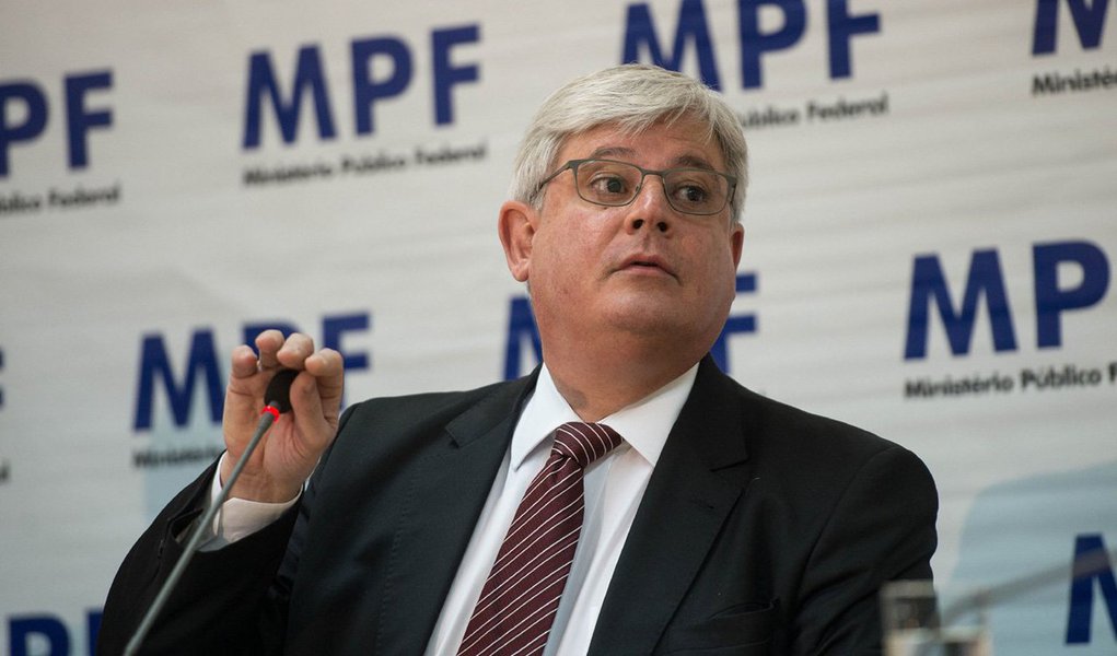 Ao defender que os políticos não podem ter participação em empresas de rádio e televisão, o procurador-geral da República argumenta que essa participação “confere poder de influência indevida sobre a imprensa, relacionado à divulgação de informações ao eleitorado e à fiscalização de atos do poder público”; para ele, prática viola a isonomia, o pluralismo político e a soberania popular