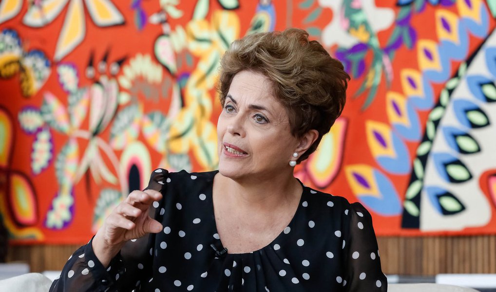 Colunista do 247 Emir Sader relata encontro que teve com a presidente eleita Dilma Rousseff nessa quarta-feira 27; "Quando lhe perguntei qual será a primeira coisa que ela vai fazer voltando a assumir plenamente a Presidência da Republica, e ela não hesitou: 'Vou restabelecer os direitos de todos, que estão sendo tirados'", disse Sader; segundo ele, Dilma fez uma lista das principais atrocidades que o governo interino está cometendo, "como a retirada do FGTS da Caixa Econômica para dar mais um presente para os bancos privados"; "Uma Dilma otimista, bem disposta, pronta para retomar a Presidência do Brasil, consciente de que a derrota desta iniciativa do golpe não terminará a ofensiva da direita contra ela", relata; leia íntegra