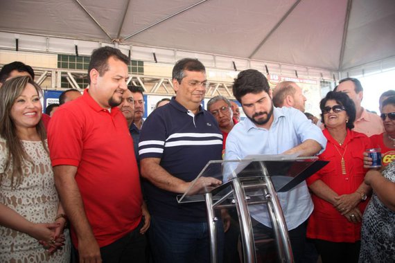 O governador Flávio Dino assinou ordens de serviço para início das obras de reforma e melhoria do sistema de abastecimento do município de Barra do Corda e para início da pavimentação da MA-012, nos 54 quilômetros do trecho que liga o município a São Raimundo do Doca Bezerra; os serviços preveem melhorias no sistema de captação, da casa de bombas e adutora de água bruta; a recuperação da Estação de Tratamento, na Elevatória de Água Tratada (ETE-AT); e a implantação de 5.281 m de rede no sistema de distribuição; a obra conta com investimentos de R$ 1,9 milhão e beneficiará diretamente 85 mil pessoas