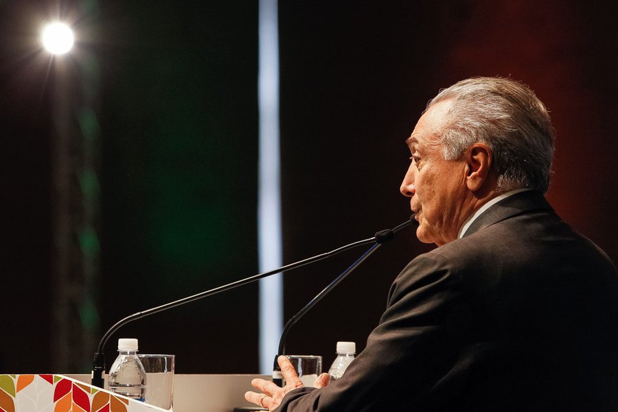 Em artigo publicado no Diário do Centro do Mundo, o economista Carlos Fernandes diz que "a única coisa mais afrontosa que Eduardo Cunha na presidência da Câmara é, sem dúvidas, Michel Temer na presidência da República"; "Se ainda resta a Cunha o discurso de ter chegado à presidência da Câmara pela via dos votos, nem isso Temer pode alegar. A ilegalidade de sua presidência é ainda mais aviltante e se aprofunda à medida que se aprofunda a ruína de quem deu início a tudo isso", afirma