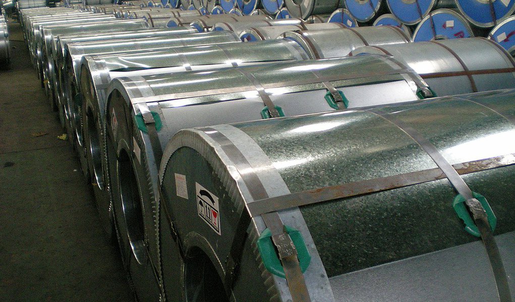 Secretaria de Comércio Exterior vai iniciar investigação sobre suposta existência de dumping em exportações de aço plano laminado a quente da China e Rússia para o país; processo foi aberto após queixas enviadas em abril deste ano pelas empresas ArcelorMittal Brasil, CSN e Gerdau, que reclamam que as exportações de chapas e bobinas a quente por Rússia e China ao país estão prejudicando a indústria siderúrgica local; investigação envolve exportações da Rússia e China ao Brasil entre 2013 e o final de 2015