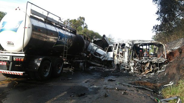 Um acidente entre um ônibus e um caminhão na manhã desta segunda-feira, 31, resultou na morte de pelo 20 pessoas; a colisão frontal ocorreu próximo à cidade de Cafezal do Sul, região Noroeste do estado. 10 pessoas ficaram feridas; segundo a Polícia Rodoviária Estadual, o ônibus pertencia à Secretaria Municipal de Saúde de Altônia (PR) e seguia para a cidade de Umuarama, onde 14 dos passageiros fariam cirurgia de catarata