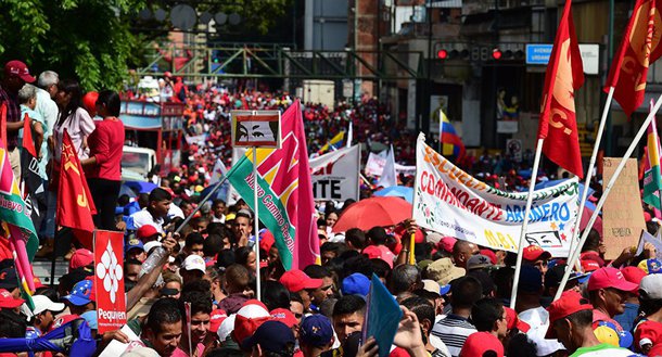 Assembleia Nacional da Venezuela iniciou nesta terça-feira, 25, um julgamento político que pode levar à destituição do atual presidente Nicolás Maduro; parlamentares também votaram a favor de que Maduro compareça a uma sessão na casa legislativa; Constituição venezuelana não prevê qualquer forma de impeachment; no domingo, Parlamento venezuelano aprovou uma declaração afirmando haver uma "ruptura da ordem constitucional e a existência de um golpe de Estado" no país